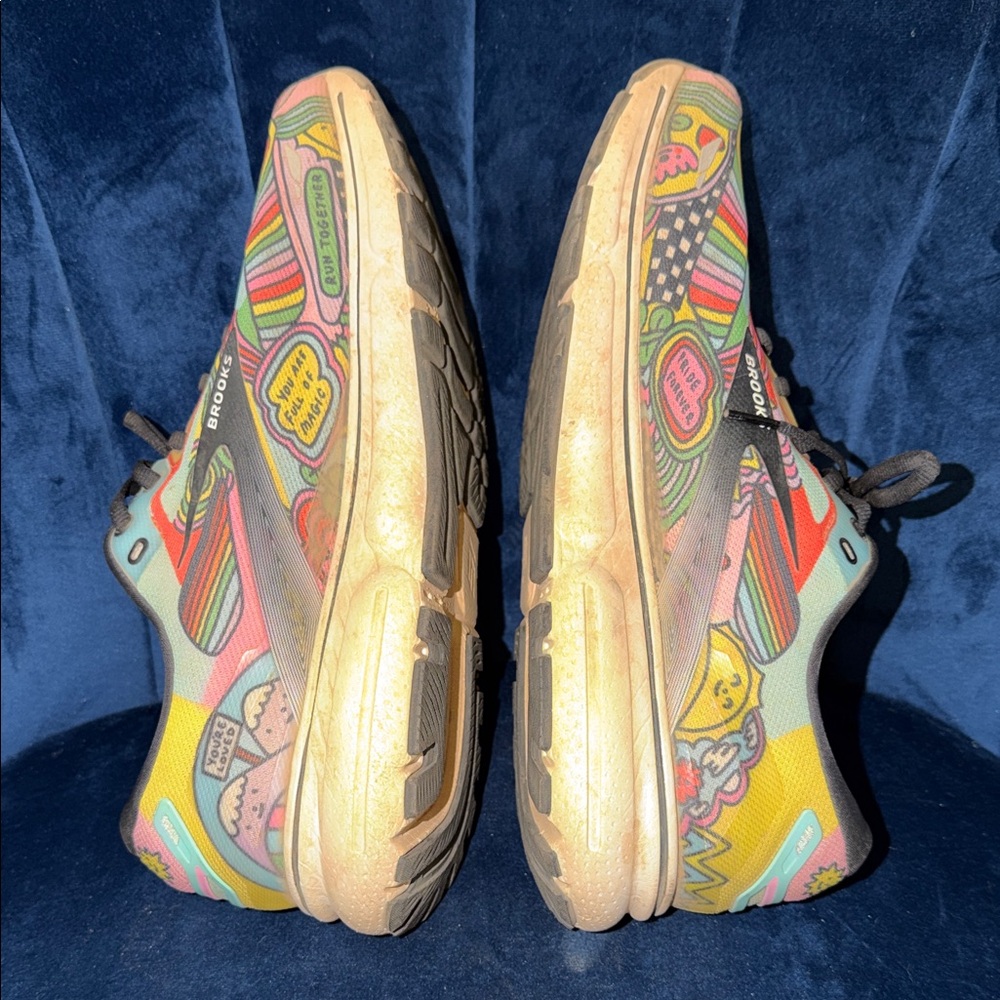 Brooks x Wednesday Holmes Ghost 15 Run With Pride Graphic Running Shoes Size 12 - Picture 4 of 6